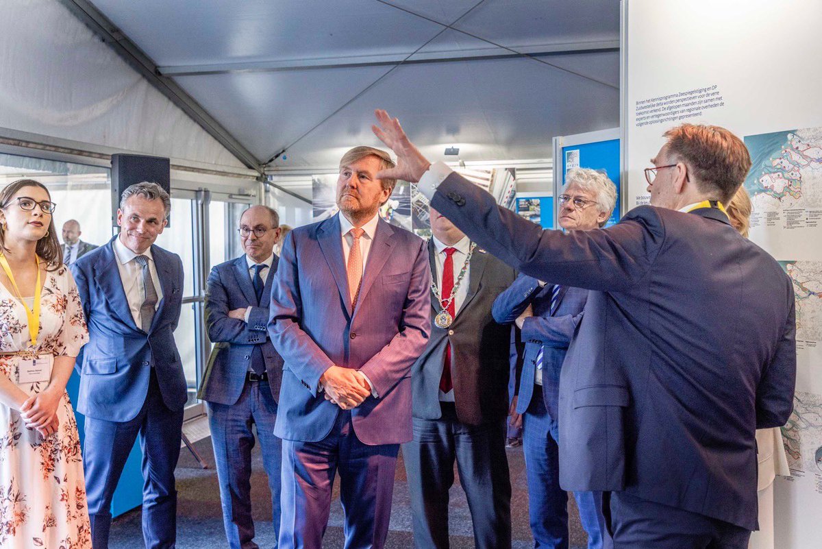 Rijkswaterstaat bestaat 225 jaar! De Koning is bij de viering in Fort Lent in Nijmegen, die in het teken staat van klimaatadaptatie. Tijdens de viering lanceert de Koning een spel voor middelbare scholen en bezoekt hij een kennismarkt en tentoonstelling. koninklijkhuis.nl/actueel/nieuws…