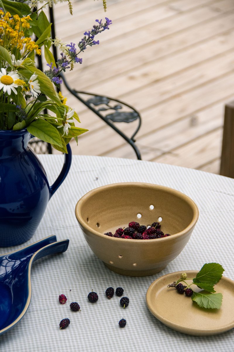 Outdoor dining is right around the corner! 

#emersoncreek #pottery #stoneware #beauty #function #functionalbeauty #berrybowl #baking #kitchen #usakitchen #madeinusa #longlasting #sustainable #resuable #potterylove #outdoordining #photos #design #timeless #eastcoastpottery #craft