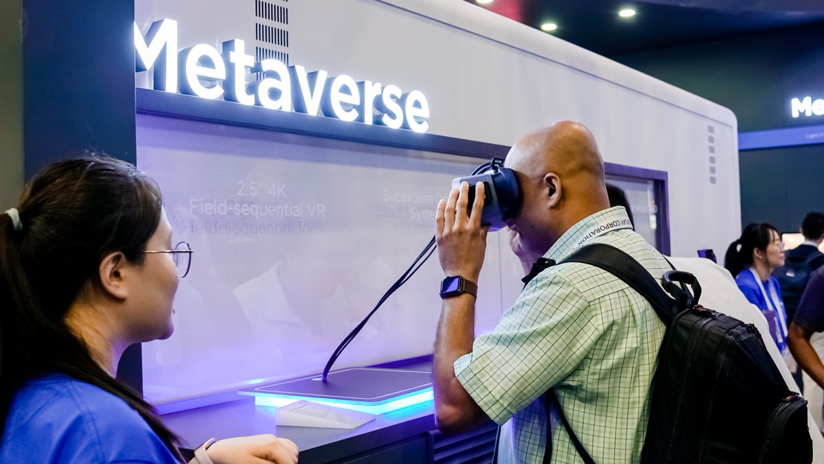 XinhuaNetNA's tweet image. #SIDDisplayWeek2023 opened in Los Angeles on May 23rd. From AR/VR, auto tech, OLED, micro-OLED and microdisplays to wearables, digital signage and ePaper – and everything in between– Display Week offers sights and sounds of what’s new and what’s next.