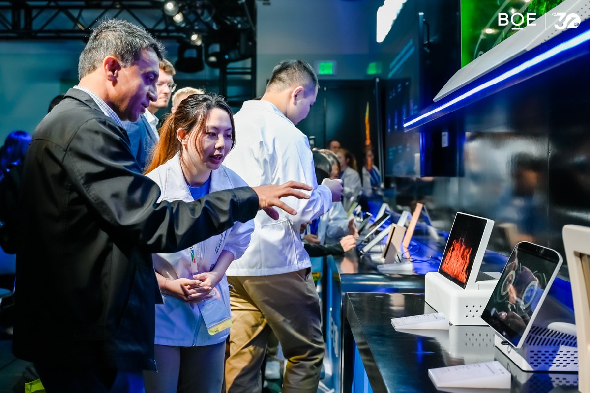 XinhuaNetNA's tweet image. #SIDDisplayWeek2023 opened in Los Angeles on May 23rd. From AR/VR, auto tech, OLED, micro-OLED and microdisplays to wearables, digital signage and ePaper – and everything in between– Display Week offers sights and sounds of what’s new and what’s next.