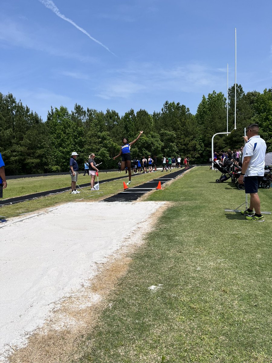 Anijah James sets new school record in Long jump (18’ 9”) and is Regional Champion today 💛💙💛💙
#fearthefox #skulklife