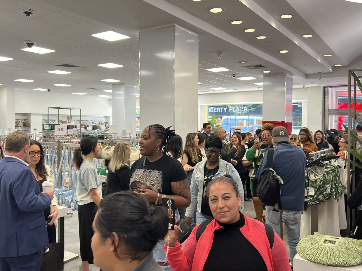 ICYMI, as many famed retailers have fallen out of favor and shut stores for good, the enthusiastic response to Century 21 NYC’s reopening last week showcases the power of brand loyalty. costar.com/article/177281… #retail #CRE #Manhattan #NYC