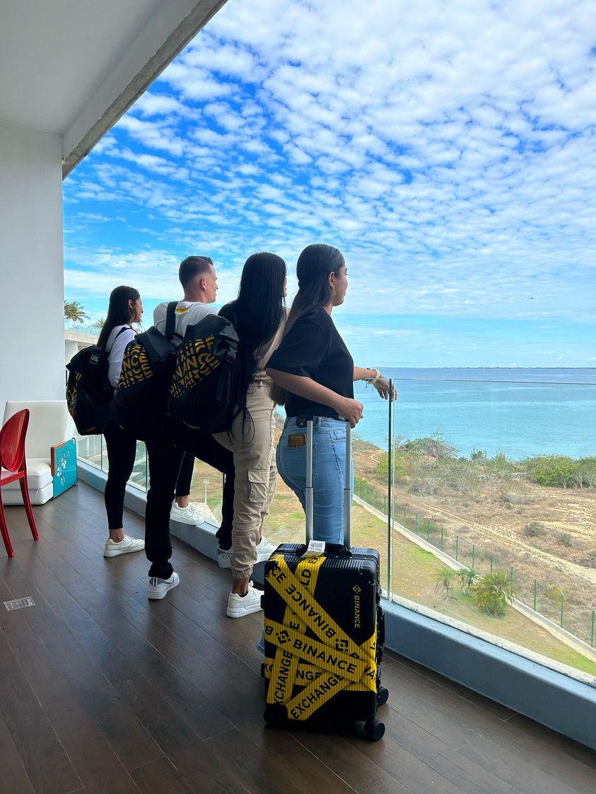 BinanceLATAM's tweet photo. Ellos son nuestros @BinanceAngels disfrutando de #BinancePizza

Los usuarios más entusiastas de la comunidad de Binance, quienes dan la milla extra y se unen a este maravilloso programa global 😇

Puedes conocer más sobre el programa o aplicar en ➡️ https://t.co/7W4mUCYfZO https://t.co/LeE0lvYNhG