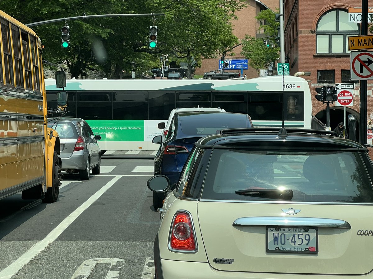 krisjmcbride's tweet photo. @PvdPublicSafety @PVDMayor @pvdcitycouncil 
I drive thru this intersection 2-4 times a day. At least once (usually more) I miss the light because people-Including @RIPTA_RI drivers block the  intersection. Why is this allowed? Why is no one issuing tickets or fixing the problem? https://t.co/91Xe5iuNSr