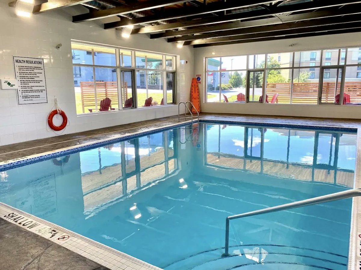 Whether you crave family fun or invigorating laps, we've got you covered! Don't forget to take a dip in our refreshing indoor pool during your stay 💦🏊 

See our rates and reserve your stay at buff.ly/3BTiwm5