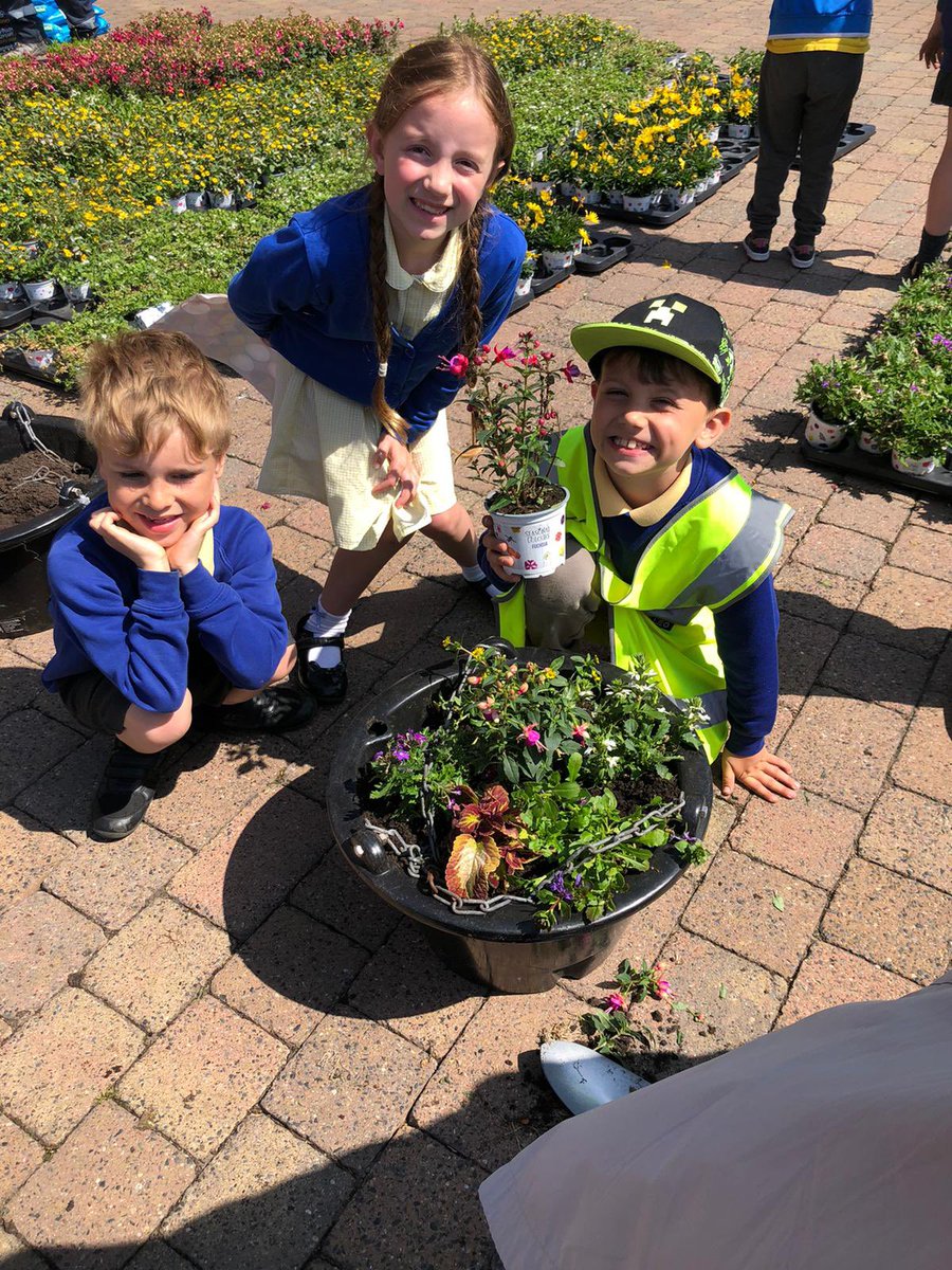 southwalneyinf's tweet photo. Thankyou to our lovely Mrs Callister, @callyjan Mrs Ivison @IvisonYvonne and Mrs McKinnell @MckinnellNancy for taking us and helping us to join in with the wonderful community planting effort at our Town hall today 🥰 Thankyou for the lovely drinks @BarrowCouncil too 💕 https://t.co/j27IFsAbBD