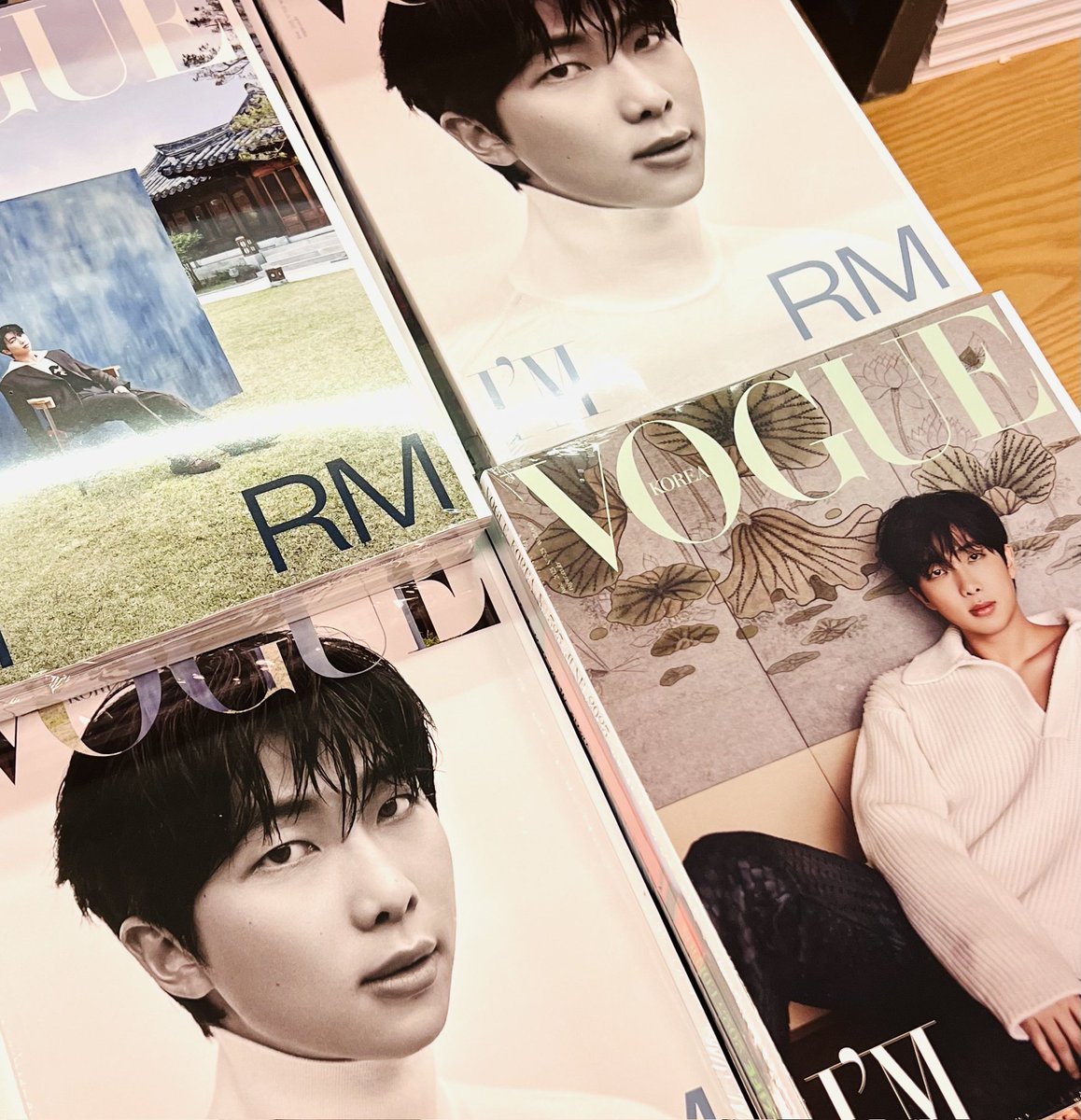 🚨 O HOMEM MAIS LINDO DO MUNDO! As revistas físicas da Vogue Korea de junho saiu e estão a venda em alguns locais, essas são as fotos de como elas são.

©borabtsbora

NAMJUNE IS COMING
#RMxVogueKorea #RMxVOGUE
