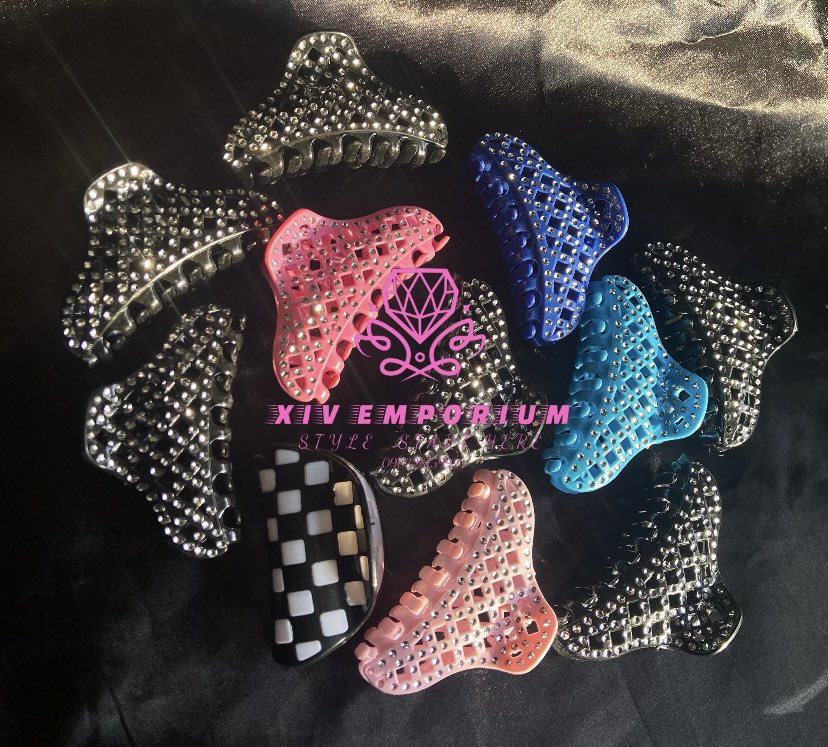 XIV_EMPORIUM's tweet photo. Medium sized claw clip. Available in color black, sky blue, royal blue, pink and light pink. 🏷1,000NGN for 1piece. 🏷️2,500NGN for 3pieces. 🏷️4,800NGN for 6pieces. 🏷️9,500NGN for 12pieces. https://t.co/INTWYLEBNJ