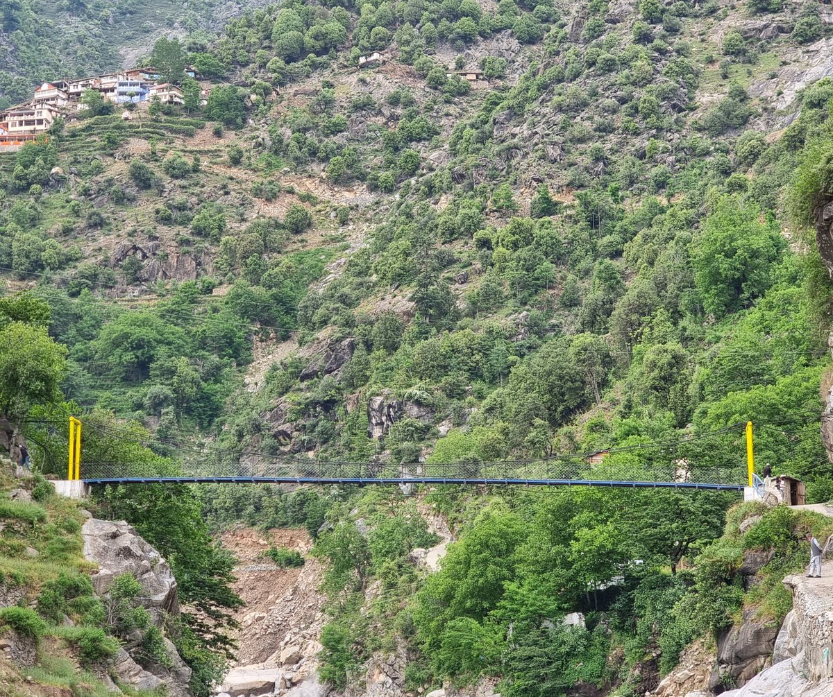 aahmadangel's tweet image. A bridge constructed by @SwissDevCoop in Daral Valley Bahrain Swat as their flood relief initiative in Pakistan, after the devastating floods in August, 2022. 

#swissaid #sdc #sha #swatpakistan #BahrainSwat #mountaincommunities #mountainpakistan