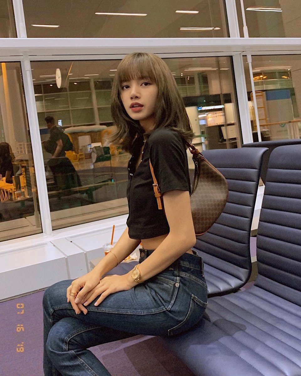 vanteysl's tweet photo. lisa makes me want to buy this bag but this shit is $1,700 🫥 https://t.co/KPdlohvvTm