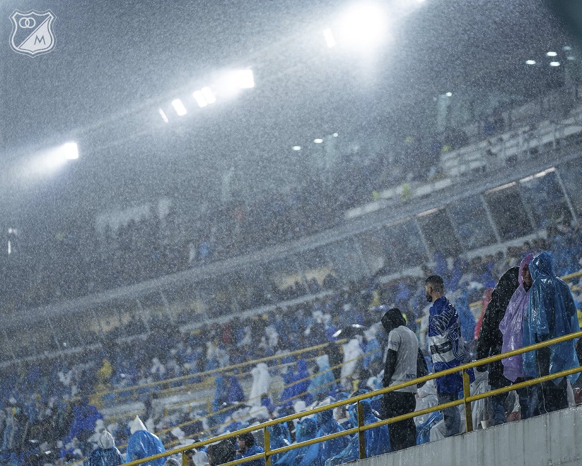 MillosFCoficial's tweet photo. Gracias a los que fueron, los que se quedaron, los que se tuvieron que ir, los que trasnocharon al frente de la pantalla, los que llegaron lavados a casa, los que hoy estudian o trabajan con grandes ojeras pero con una sonrisa gigante.

¡Gracias Familia Azul! ¡TODOS UNIDOS! 💙⚽️ https://t.co/vQXMqtwlu8