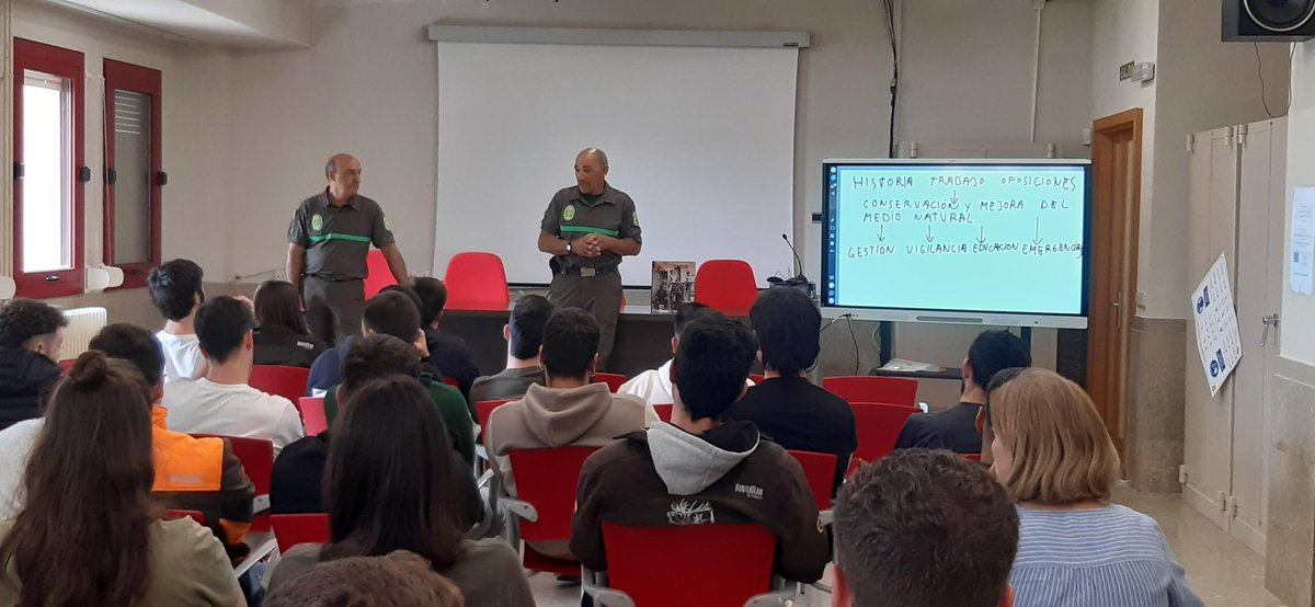 Esta mañana hemos contado con la presencia de dos Agentes Medioambientales (jefe de zona y jefe de comarca de Zamora) que nos han contado cómo es su día a día. Queremos agradecer su intervención que ha resultado muy interesante para nuestro alumnado.