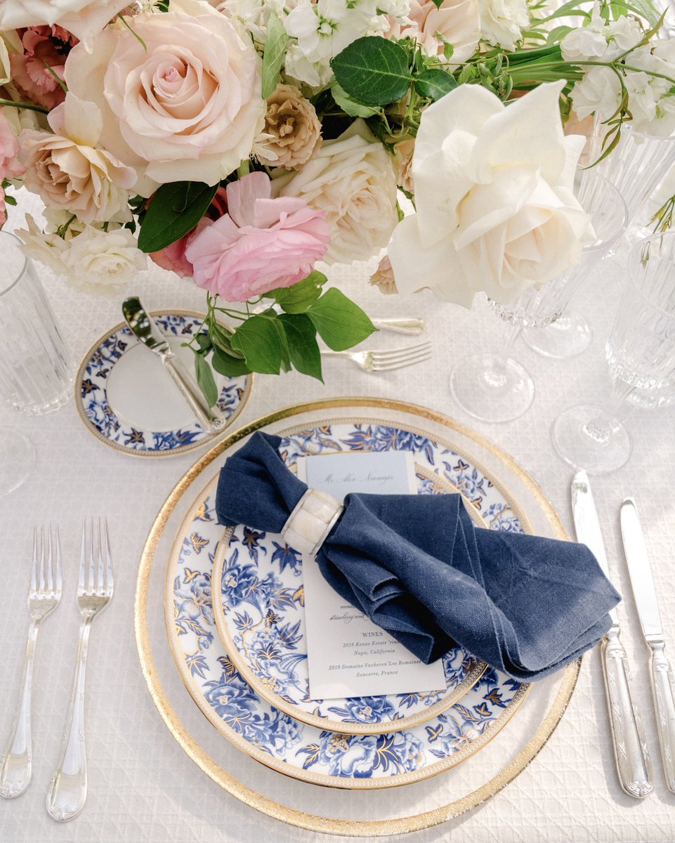 ADayInMayEvents's tweet image. Something blue 🍽️💙

L&amp;amp;J brought the most thoughtful touch of blue and white into their table scape with exquisite @wedgwood china. Well appointed place settings are a love letter to your guests. This late summer table scene was punctuated by panoramic views of the Straights of