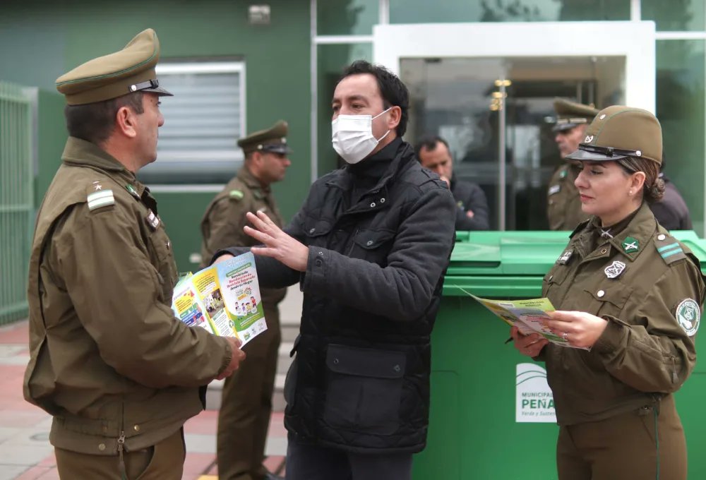 MuniPenaflor's tweet photo. 🟠 ♻️ #Carabineros de #Peñafor se suma a nuestro #ProgramaDeReciclaje, al igual que otros organismos de la comuna. Hoy les entregamos un contenedor de 770 litros a la institución, que nos solicitó con la finalidad de reciclar el papel que utilizan.
#PeñaflorVerdeYSUstentable ♻️ https://t.co/D7ehiHjErr