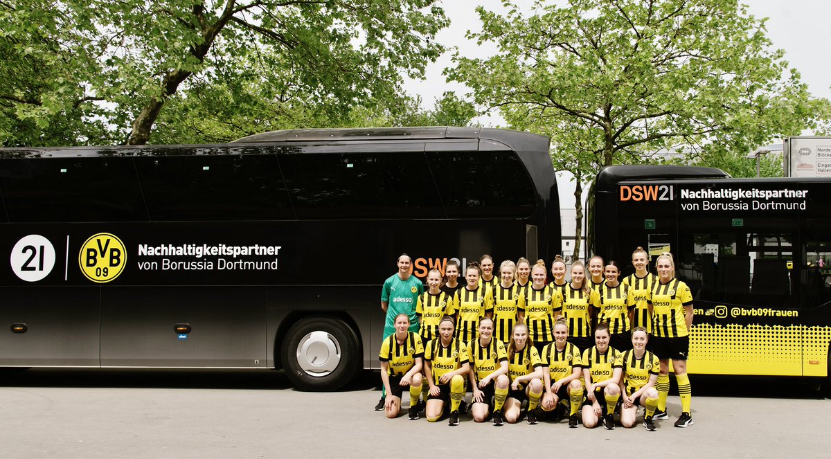 Mit 21-Maskottchen »Kim« haben die #BVBFrauen am Sonntag das 3:0 im letzten Saison-Heimspiel gegen Herbern gefeiert - in der Roten Erde sowie an und in den aktuell gebrandeten BVB-Bussen von #DSW21. Jetzt drückt der Bezirksliga-Meister, wie ganz #Dortmund, den Männern die Daumen.