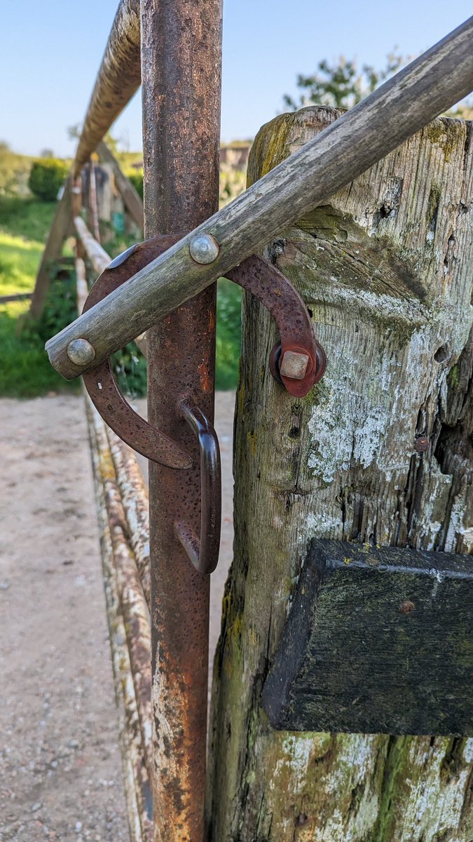 RecyclerBill's tweet image. This is an absolute gem of a #gate #latch. 😍🥰.
Not only is it brilliantly functional but made entirely from a #repurposed #horseshoe &amp;amp; broom handle.  I have named this gate #TriggersBroom 
#QuiteInterestingGatesAndLatchesOfTheUK
#BillsGates