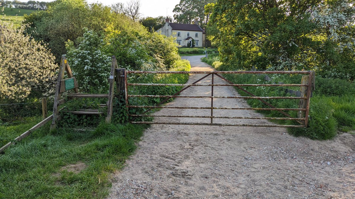RecyclerBill's tweet image. This is an absolute gem of a #gate #latch. 😍🥰.
Not only is it brilliantly functional but made entirely from a #repurposed #horseshoe &amp;amp; broom handle.  I have named this gate #TriggersBroom 
#QuiteInterestingGatesAndLatchesOfTheUK
#BillsGates