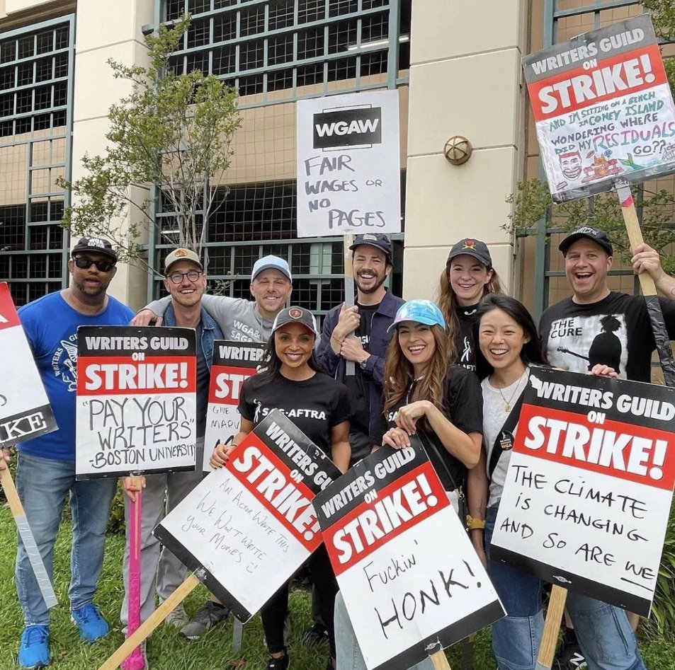 MajorIssuesCBC's tweet image. #TeamFlash participating in the #WGAStrike.⚡️

#TheFlash