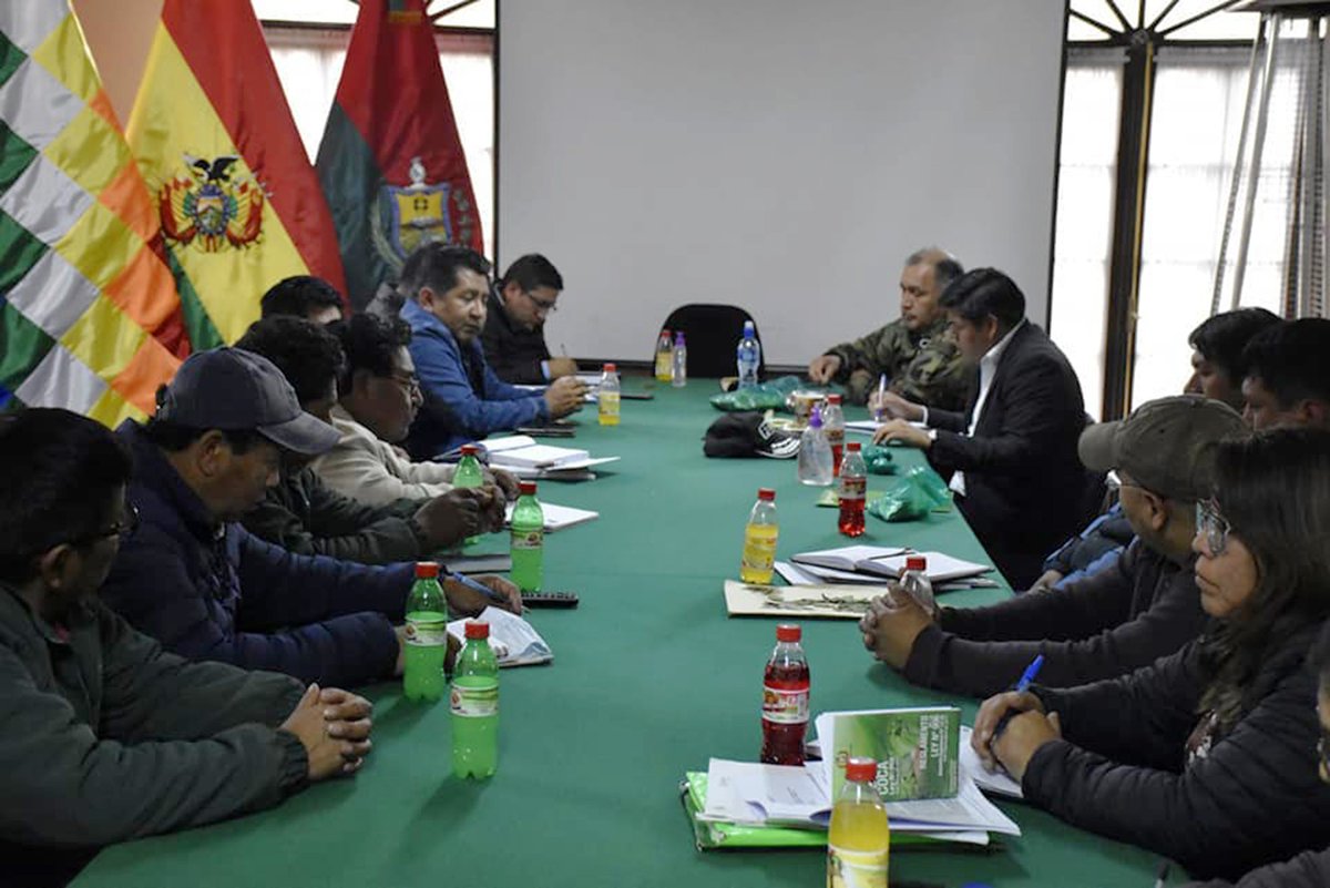 arlemlovera82's tweet photo. Sostuvimos una reunión de coordinación junto al  viceministro Jaime Mamani, el director de la #FELCN, el Cmdte. Nal. de G.E.C.C. y los hermanos de #CONALPRODC, #FENCOMCOCA y #CUENTAPROPIA, a fin de mejorar el control de la circulación y comercialización de la hoja de coca.

#VCDI https://t.co/ViSjxNFOu7