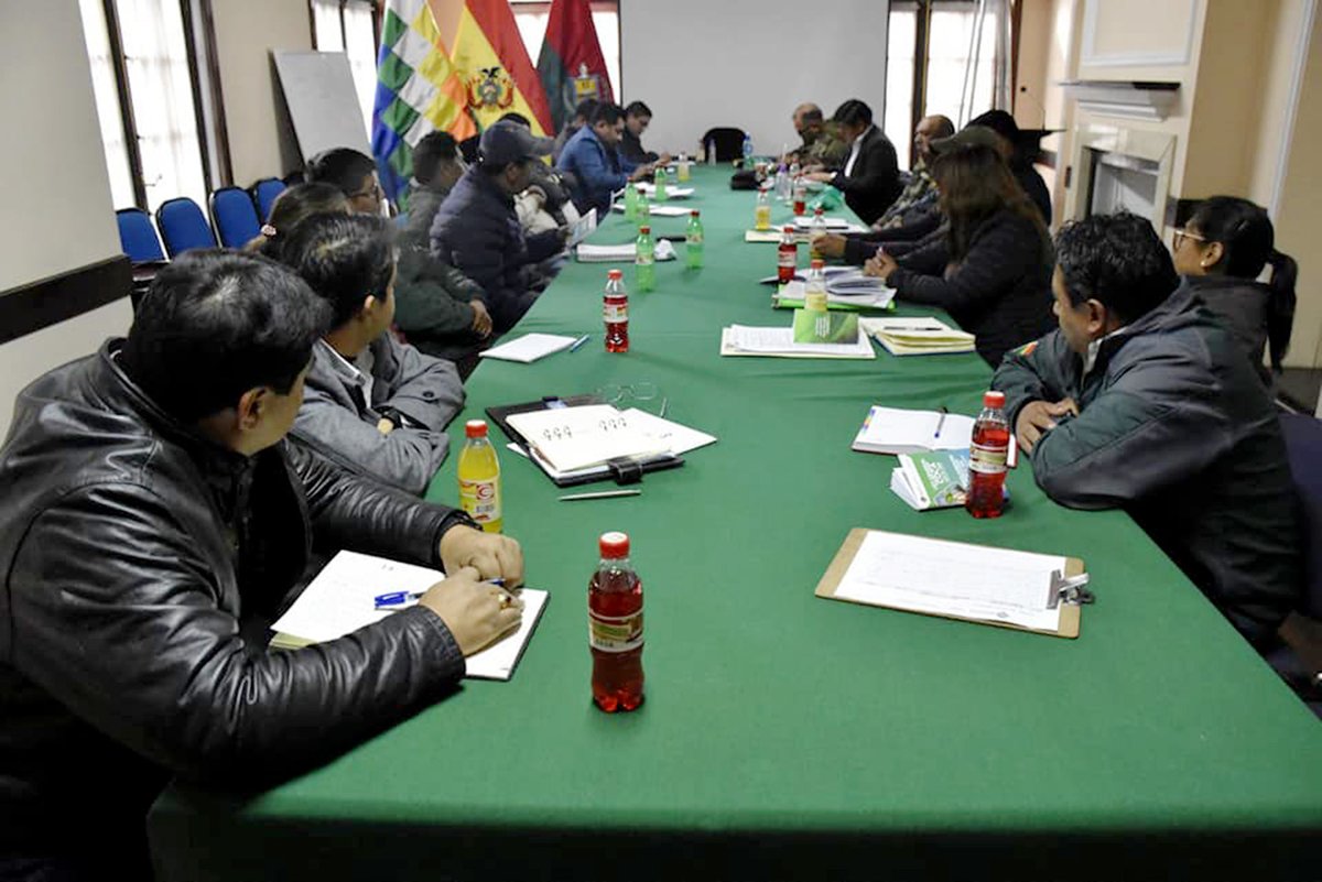 arlemlovera82's tweet photo. Sostuvimos una reunión de coordinación junto al  viceministro Jaime Mamani, el director de la #FELCN, el Cmdte. Nal. de G.E.C.C. y los hermanos de #CONALPRODC, #FENCOMCOCA y #CUENTAPROPIA, a fin de mejorar el control de la circulación y comercialización de la hoja de coca.

#VCDI https://t.co/ViSjxNFOu7