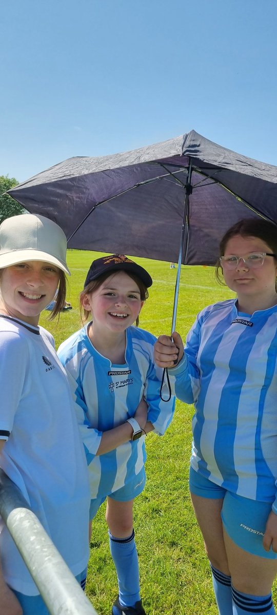 laura1203's tweet photo. @stmaryprimary The girls played brilliantly today....and the umbrella kept them in the shade👍👍☀️☀️⚽️⚽️ https://t.co/7ISSGs35MG
