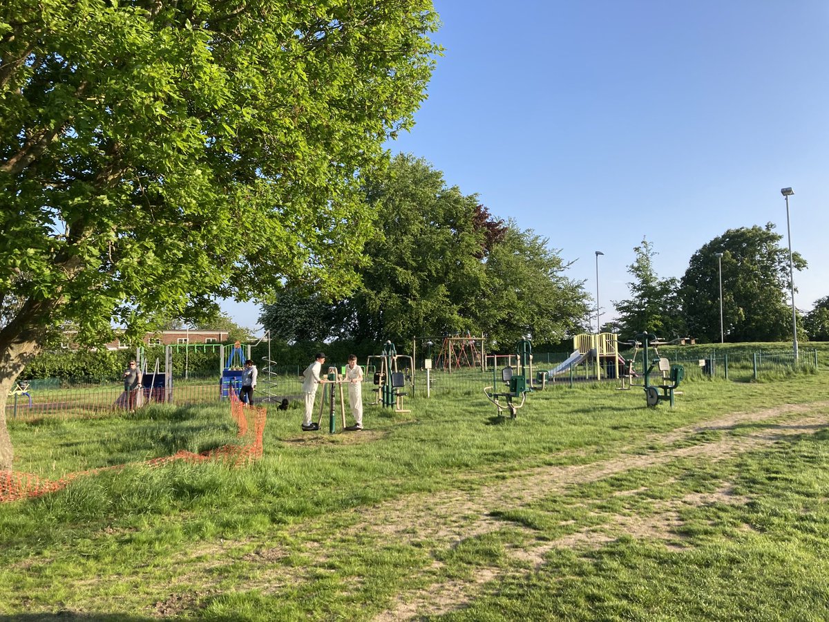 D_Wallace1714's tweet image. What better to see on a lovely evening than our open spaces being fully utilised by the younger generation, cricket, gyms, pump track, skate bowl and play area all being used. 
#communityactivity
⁦@BuntingfordTC⁩ ⁦@EastHerts⁩ ⁦@hertscc⁩