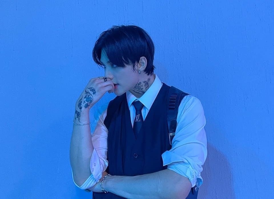 lgbilx's tweet photo. One Shot | Hyunlix.
↳ Moth To A Flame. 🔞

Flx vive en la monotonía de una relación que lo tiene harto y agotado, por lo que por la noches vive su vida en un viejo barrio donde frecuenta a aquel chico de cabellos negros que lo hace olvidarse de todo. https://t.co/Qc6eZvm9Kn