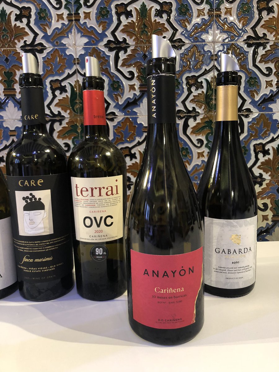 Nuestro siguiente protagonista de la tarde el Anayón Cariñena 🍷 de <a href="/GrandesVinos_CA/">Grandes Vinos</a>.

“vino redondo, suave lleno de fruta madura de cerezas y manzanas rojas con matices de su crianza en roble como regaliz y humo” 👉🏼 grandesvinos.com/vino/anayon-ca…

#RedescubriendoLaCariñena