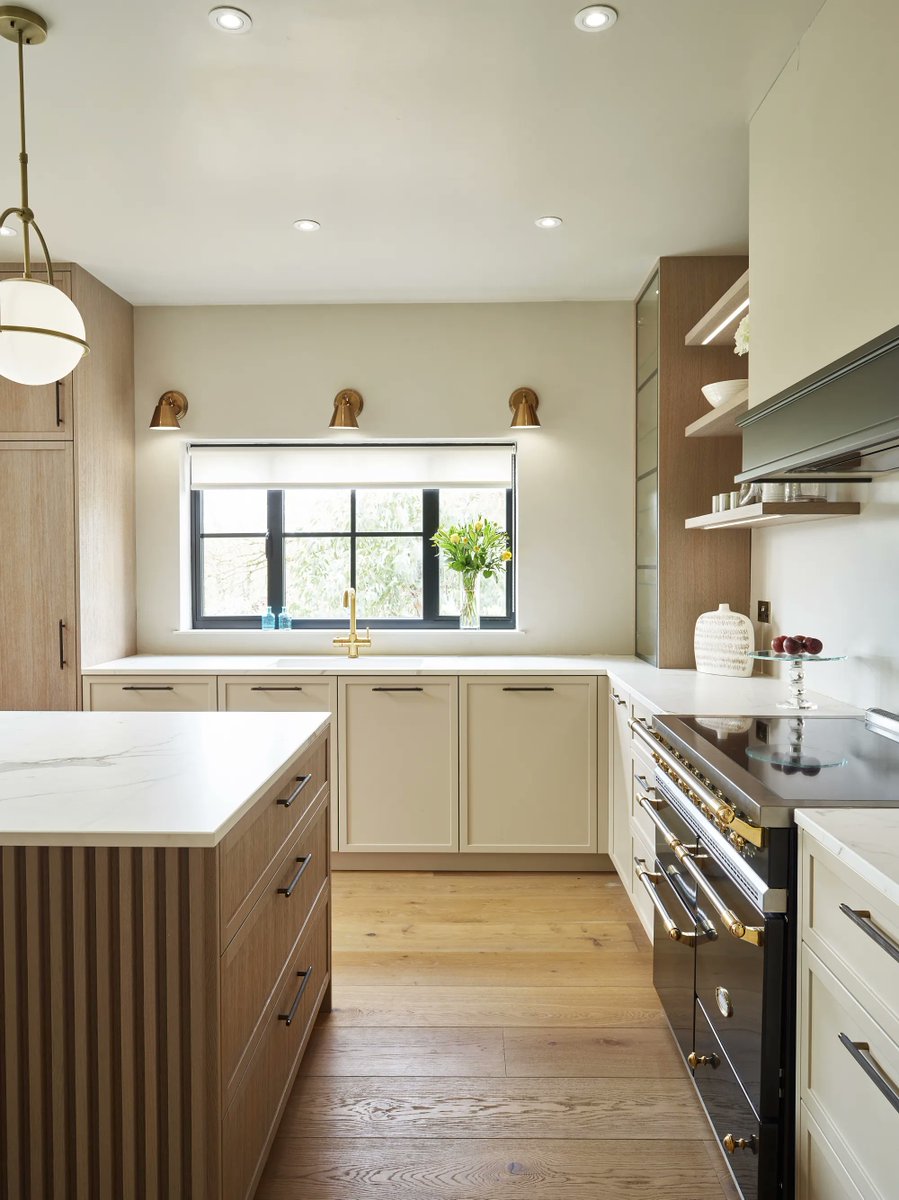point5kitchens's tweet photo. Feast your eyes on a glimpse of one of our most recent projects in the Mill Hill, London. We couldn't wait to share this stunning kitchen with you all! Introducing the essence of modern sophistication and timeless elegance: our spectacular Modern Shaker-style design #woodveneer https://t.co/LqfPr3lhvd