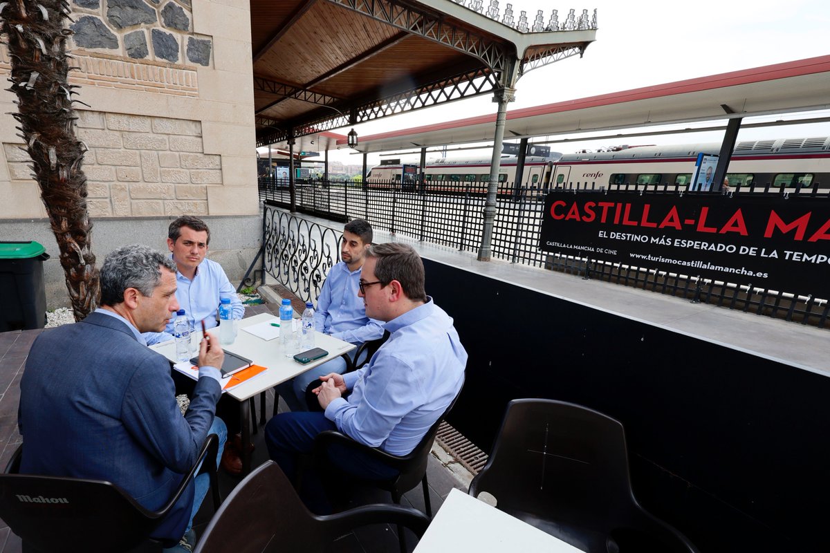 🚝 RETRASOS CONTINUOS E INJUSTIFICADOS 

🫱🏻‍🫲🏽 <a href="/EstebanPanos_Cs/">Esteban Paños</a> y <a href="/eph_Cs/">Enrique Peinado Herrera</a> se reúnen con  la Asociación de Usuarios <a href="/avant_toledo/">Asociación Usuarios Tren Toledo</a> para abordar posibles vías de solución a un problema que se ha agravado en los últimos meses y que afecta a miles de #Trabajadores  y #viajeros de #Toledo
