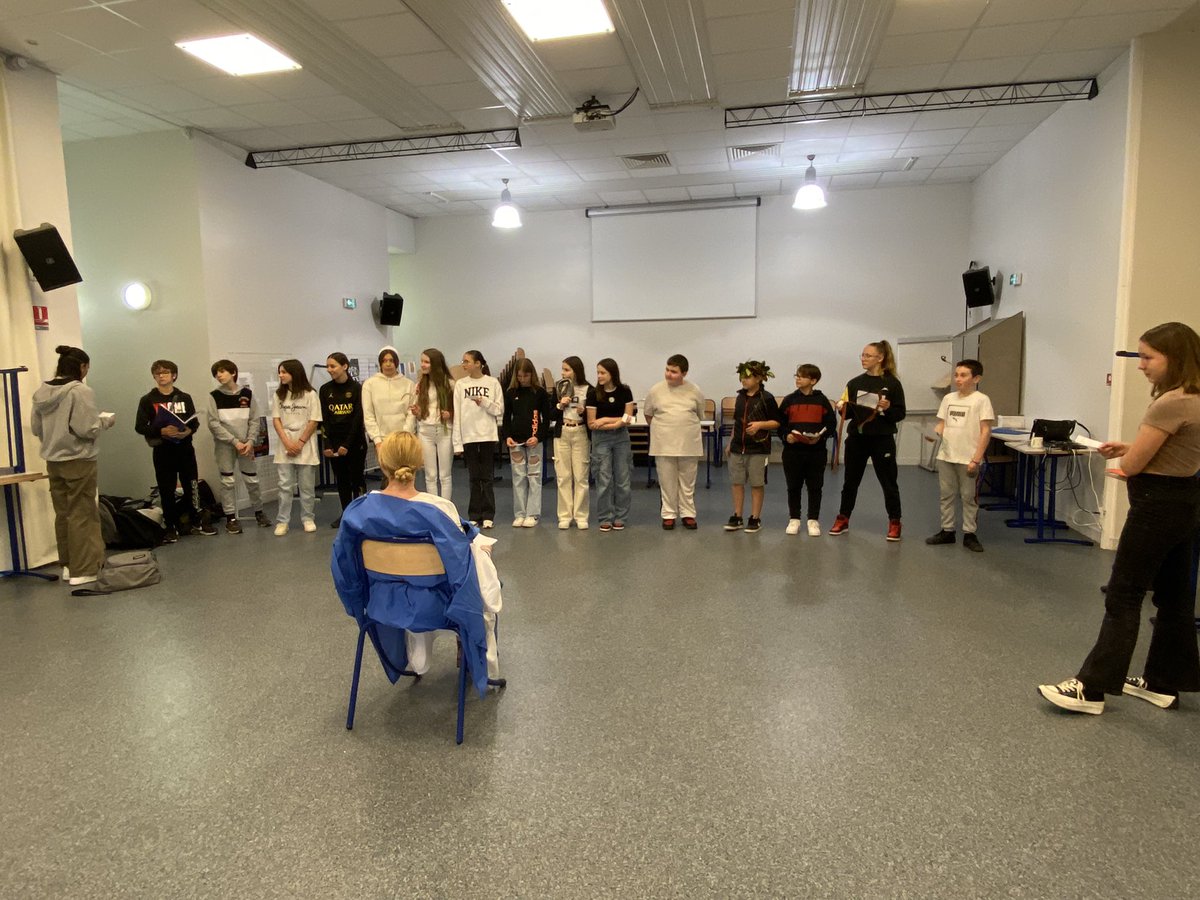 Dans le cadre de la semaine des langues, les 5ème latinistes du <a href="/CLGAnquetin/">Collège Louis Anquetin</a> ont incarné avec enthousiasme des dieux romains afin de les présenter aux élèves de 6ème, très attentifs 😉 Un grand bravo aux acteurs et à leur professeur 👏🏻👏🏻