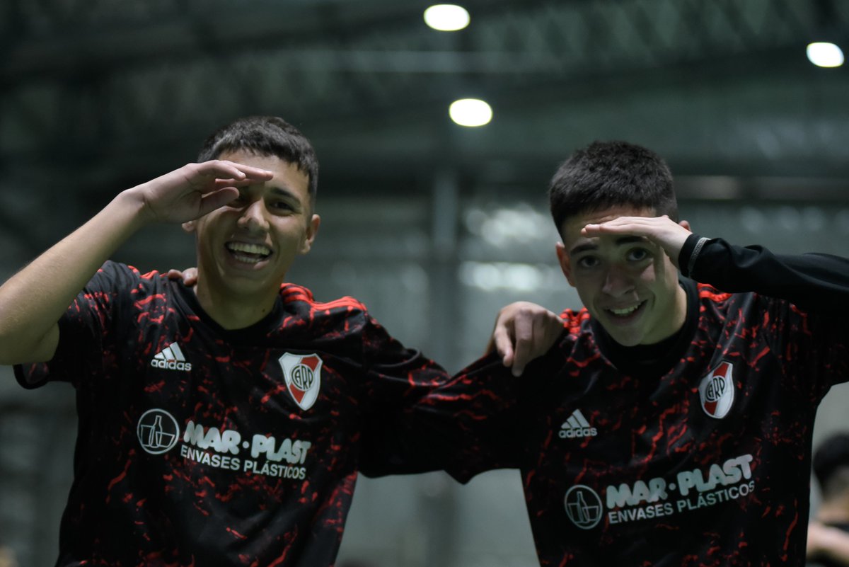 #Masculino 📺 Links para las transmisiones de hoy vs. UNLaM por
<a href="/RedAudiovisual_/">Red Audiovisual</a>

#Primera ➡️ youtube.com/watch?v=MAKb5F…

#Tercera ➡️youtube.com/watch?v=rJsGyr…

📷: <a href="/alejfigueiredo/">Alejandro Figueiredo</a>

#VamosRiver ⚪️🔴⚪