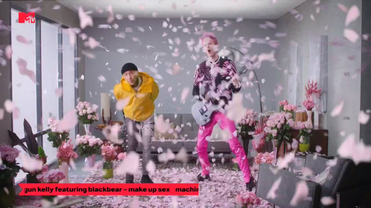 manucarrera_m's tweet photo. Rock + Gatitos = POGO FELINO!!! 🖤🐱🤟🏼🎸

ESTRENO DE "make up sex" de @machinegunkelly y @iamblackbear!!!!!

#MTVATR @MTVSur #MachineGunKelly #blackbear #MGK #MainstreamSellout https://t.co/uItlBm92UT