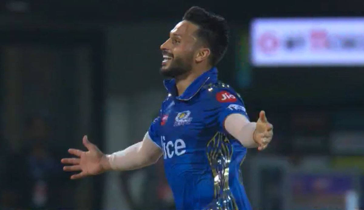 Time to eat Sweet Mangoes for #MumbaiIndians as Akash Madhwal shines as the 1st bowler to take a 5 wickets in the #Eliminator of the #IPL2O23 #RohitSharma and #neetaambani proud moment today as Akash Madhwal impresses with his bowling when he bowled Pooran in #LSGvMI match…