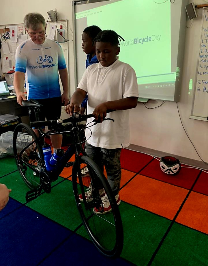 PolishEmbassyUS's tweet photo. Another episode of the #EmbassyAdoptionProgram at Payne Elementary School is in the books! This time the 5th graders hosted a very special guest @Leszek33 – spiritus movens (literally!) of #WorldBicycleDay ! The students learned how to ride bikes safely! See you on the trails! 🚵♀️ https://t.co/VuucfPtmu7