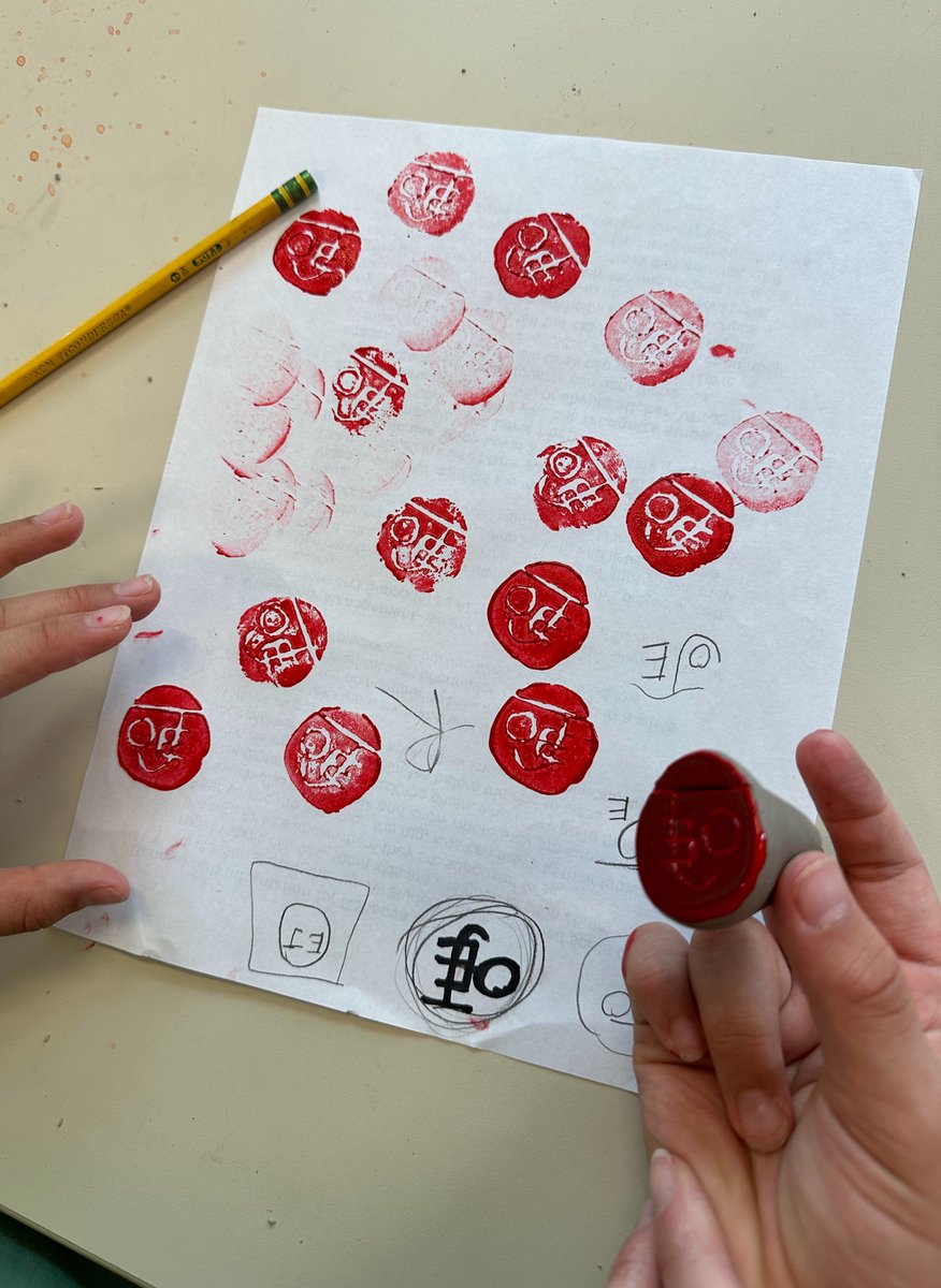 arteescuelakey's tweet photo. Los de quinto usaron peces artificiales para hacer unos grabados inspirados por el gyotaku japonés. Luego, crearon sus propios sellos inspirados por los hanko. @EscuelaKeyAPS @APSArts https://t.co/ALwbThOw1o