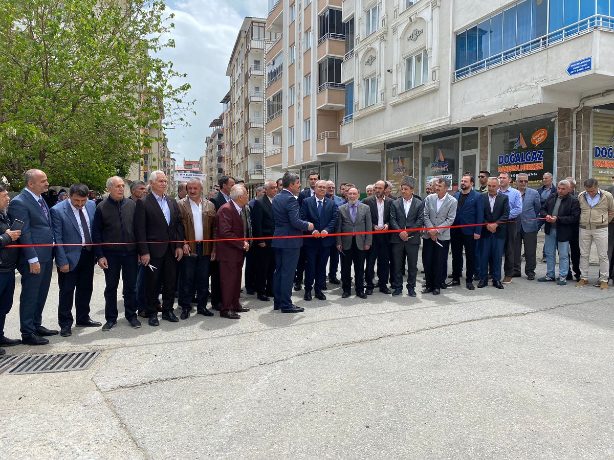 ARAHMAN049's tweet photo. Muş Sunay mah. afetler cad. adını Şeyh Şamil Çad olarak değiştirmesi üzerine sayın Valimiz Doç.Dr İlkeler Gündüzöz Belediye Başkanımız Sayın Feyat Asya beyle birlikte açılışını yaptık emeği geçen valimize belediye başkanımıza ve Kafkas halkları dernek baş.Yaşar KÖK kard çok tşkle https://t.co/RbikOaMtJW