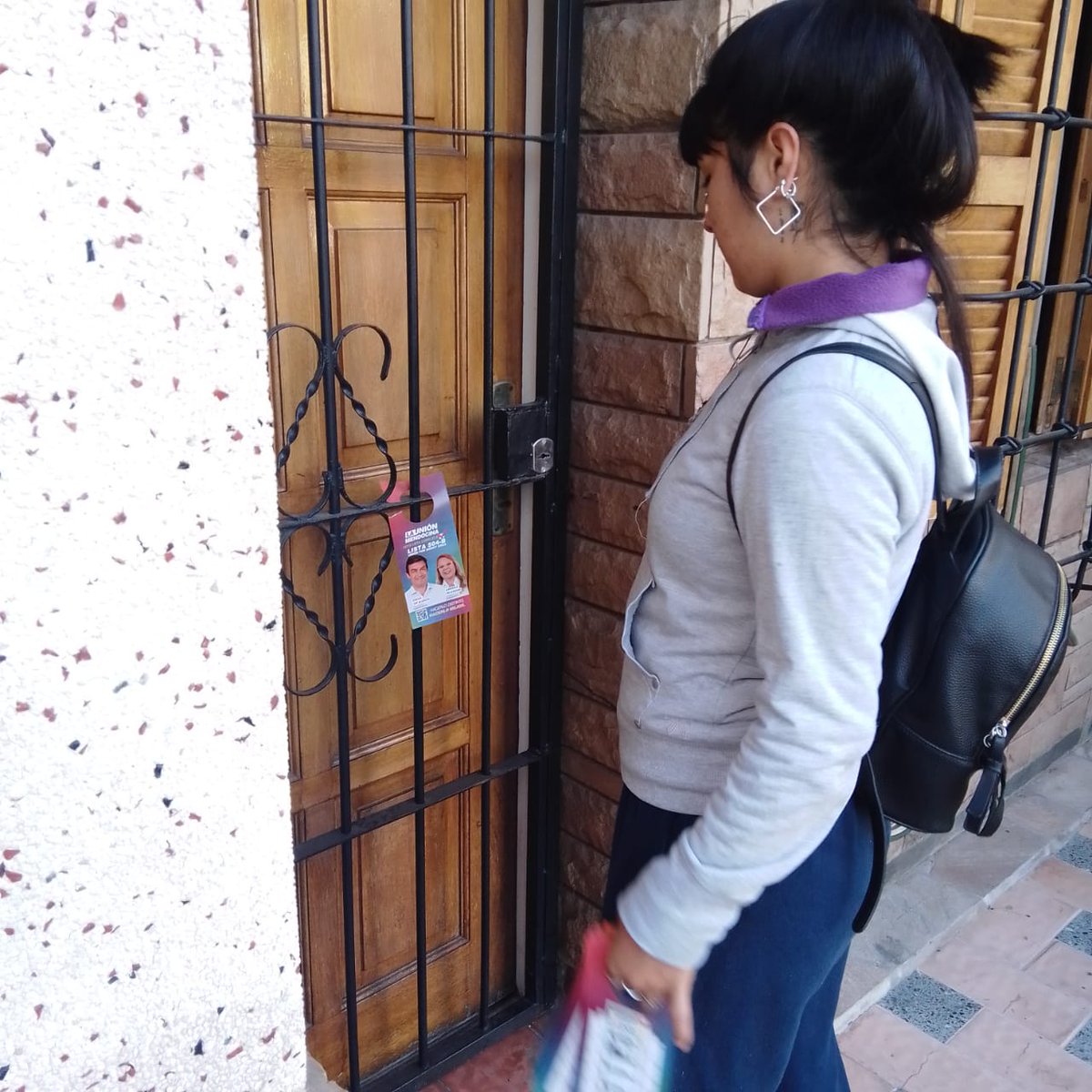 AndreBlandini's tweet photo. Te dejamos colgado en la puerta de tu casa el folleto con toda la info que vas a necesitar para votar como corresponde. No te olvides de escanear el QR para mas información sobre la BUP
#NosUneElFuturo #AndreaBlandini #Lista504B #GodoyCruz https://t.co/yS35SDckw0