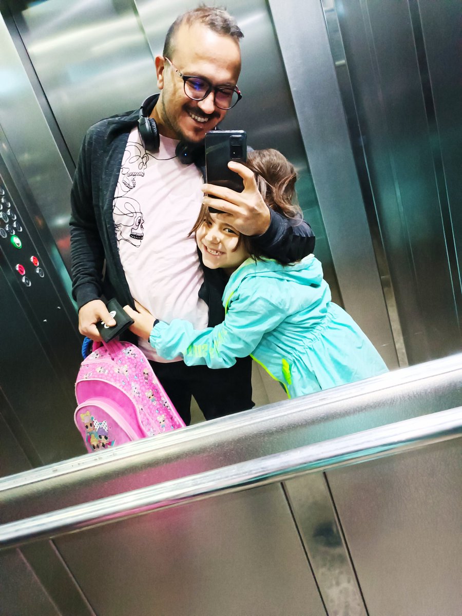 Kızlar bu yaşta başlıyor çanta taşıtmaya😅
Tanıştırayım kızım olur kendileri DEFNE ESİL😍