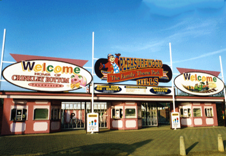 PWHPlace's tweet photo. #PWH40 Gunge, Grab a Grand, Blobby and Noel's Crinkley Bottom...

It was all going on at Pleasurewood Hills back in the 90s! https://t.co/KYJ6fTo5I4