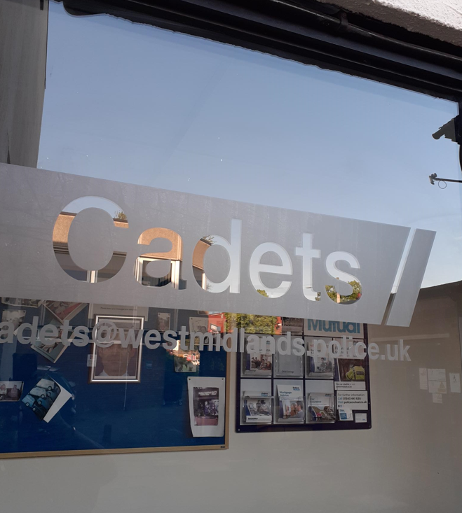 CadetsWMP's tweet image. HUGE Thanks to the amazing #5BE #kingstanding @ErdingtonWMP #volunteers . Off duty &amp;amp; still doing more. The windows are wrapped &amp;amp; ready for an exciting weekend &amp;amp; tree planting #Coronation ....  👏👏🚨👮‍♂️👮‍♀️🚨👏👏