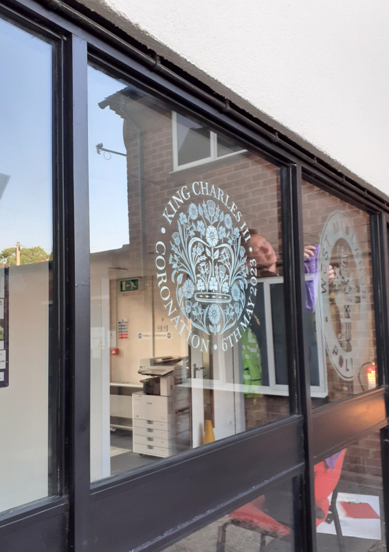 CadetsWMP's tweet image. HUGE Thanks to the amazing #5BE #kingstanding @ErdingtonWMP #volunteers . Off duty &amp;amp; still doing more. The windows are wrapped &amp;amp; ready for an exciting weekend &amp;amp; tree planting #Coronation ....  👏👏🚨👮‍♂️👮‍♀️🚨👏👏