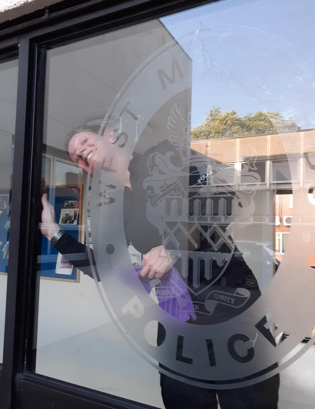 CadetsWMP's tweet image. HUGE Thanks to the amazing #5BE #kingstanding @ErdingtonWMP #volunteers . Off duty &amp;amp; still doing more. The windows are wrapped &amp;amp; ready for an exciting weekend &amp;amp; tree planting #Coronation ....  👏👏🚨👮‍♂️👮‍♀️🚨👏👏