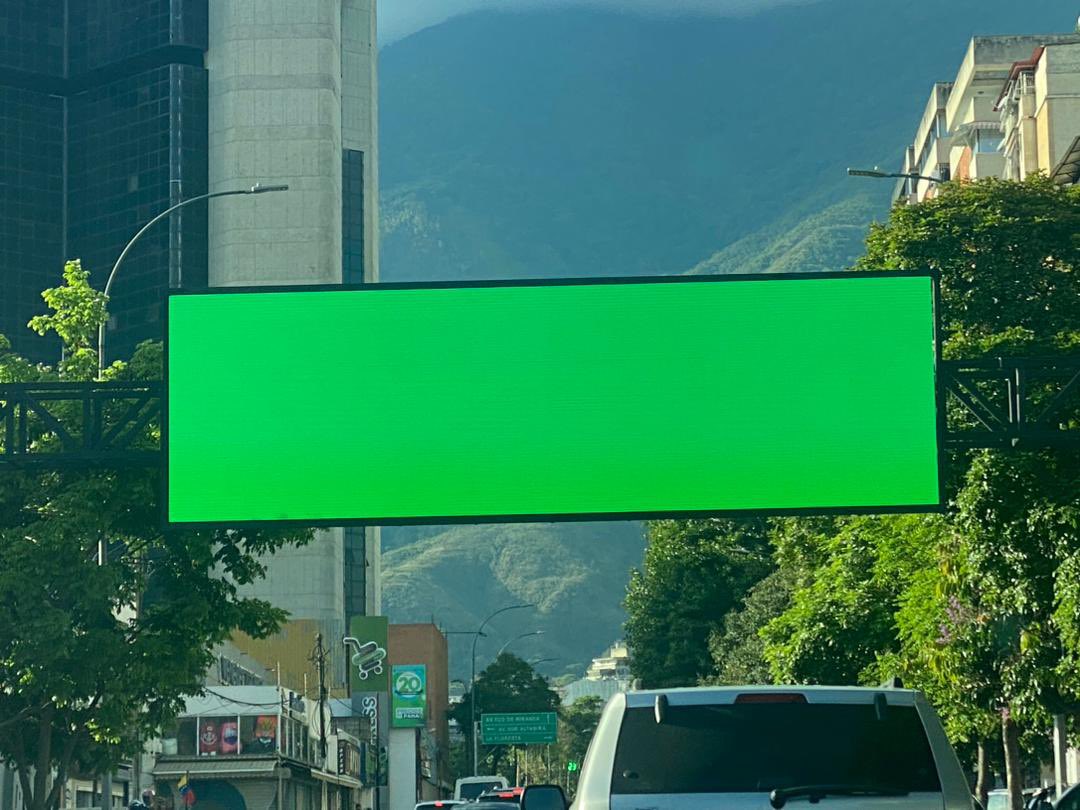 Nadie:

La Alcaldía de <a href="/Chacao/">Alcaldía de Chacao</a>:
“Vamos a tapar el Ávila con una gigantesca pantalla LED, así se ve más bonito.”