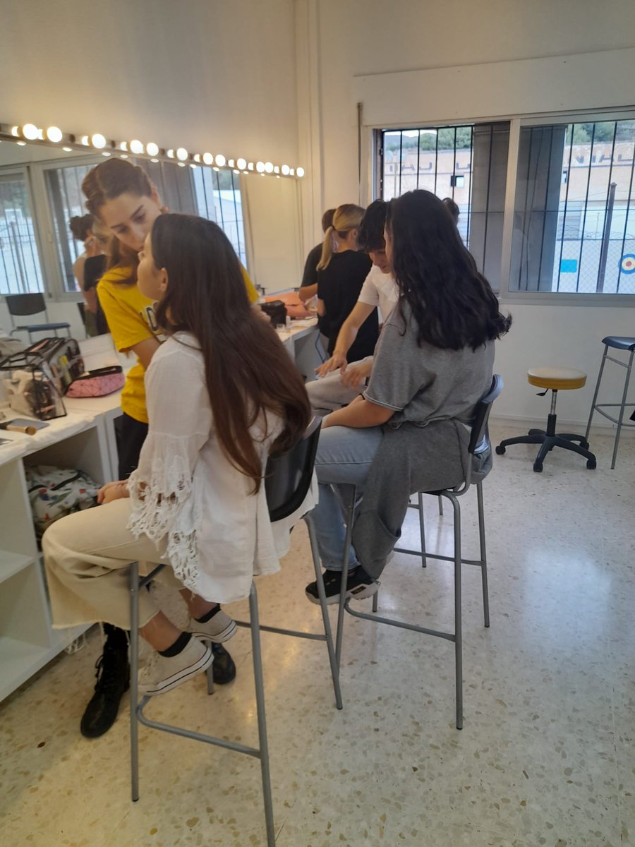 Sesión de maquillaje previa al rodaje de nuestro corto. Gracias al ciclo formativo de estética del <a href="/IESPALOCONVIVE/">EEP IES PALO</a> y a las alumnas de maquillaje por el trabajo tan profesional que han hecho. Habrá que esperar al estreno para ver el resultado. <a href="/auladcine/">aula de cine</a> <a href="/MonicaPeula/">Monica Peula</a>
