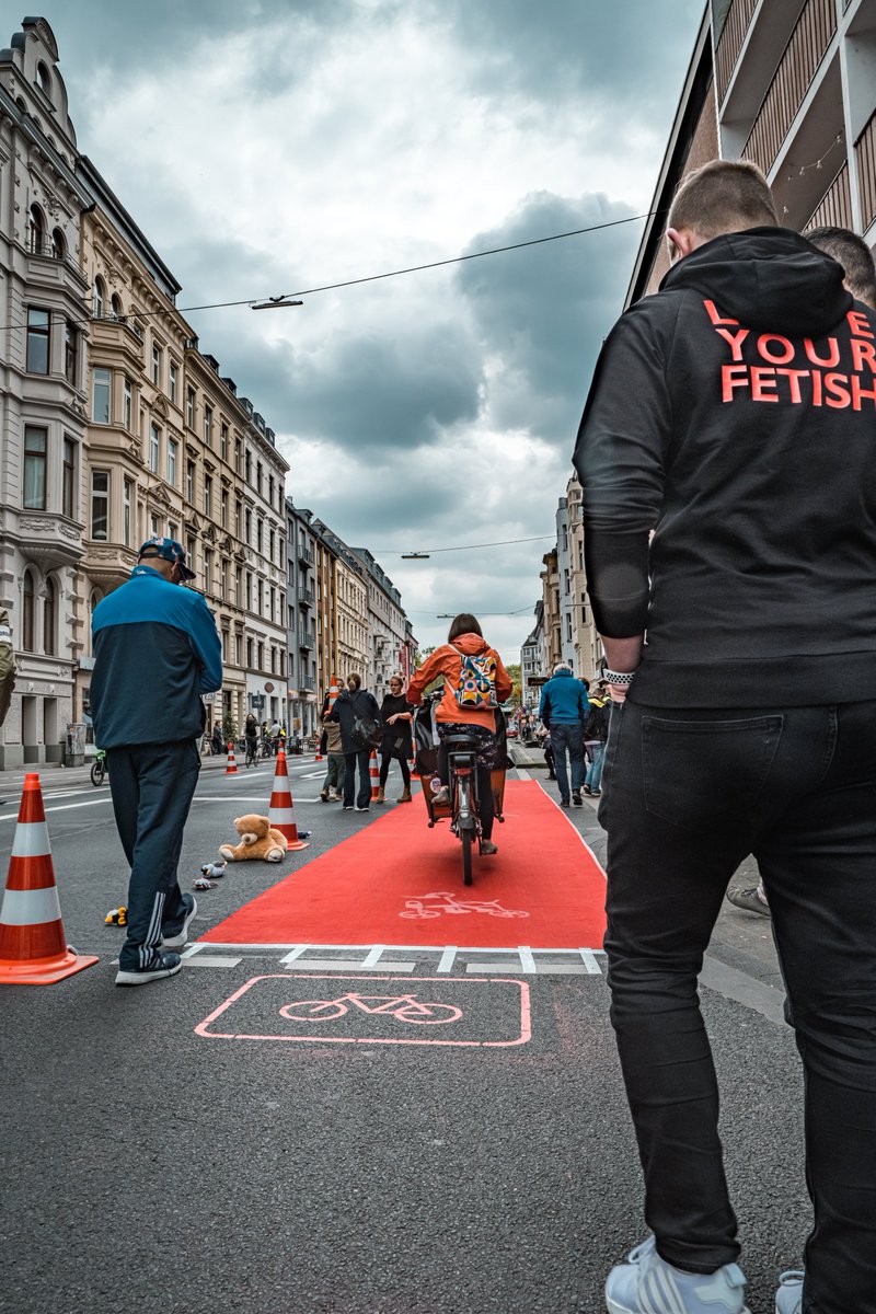 KidicalmassK's tweet photo. Wir haben mit vielen tollen Menschen gezeigt: Die Lindenstraße in @Koeln hat genug Platz für Fuss- Radverkehr, ÖPNV, MIV uvm...
Es kann eine Straße für Menschen sein! Jetzt ist Politik &amp; Verwaltung dran...Wann geht's los? #StrassenfürAlle #KidicalMass
Fotos Kay-Uwe Fischer https://t.co/bJ9OH5f5z4