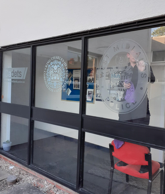 CadetsWMP's tweet image. HUGE Thanks to the amazing #5BE #kingstanding @ErdingtonWMP #volunteers . Off duty &amp;amp; still doing more. The windows are wrapped &amp;amp; ready for an exciting weekend &amp;amp; tree planting #Coronation ....  👏👏🚨👮‍♂️👮‍♀️🚨👏👏