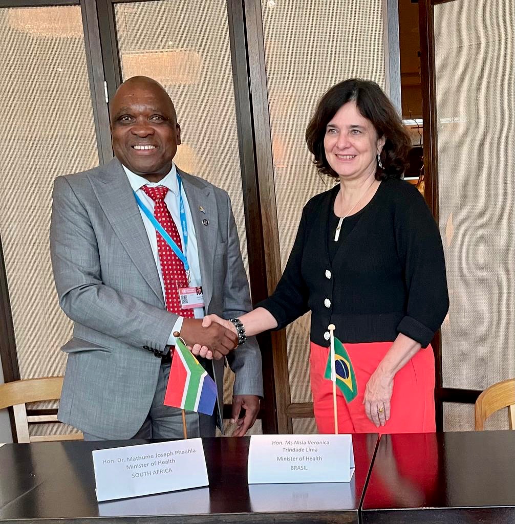 Minister of Health Dr. Joe Phaahla & his Brazilian counterpart Ms. Nísia Trinidade Lima held fruitful bilateral discussions on the margins of #WHA76. 🇿🇦 and 🇧🇷 committed to intensify cooperation on bilateral & global health matters.@HealthZA @DIRCO_ZA @BrazilUNGeneva @SAInBrazil