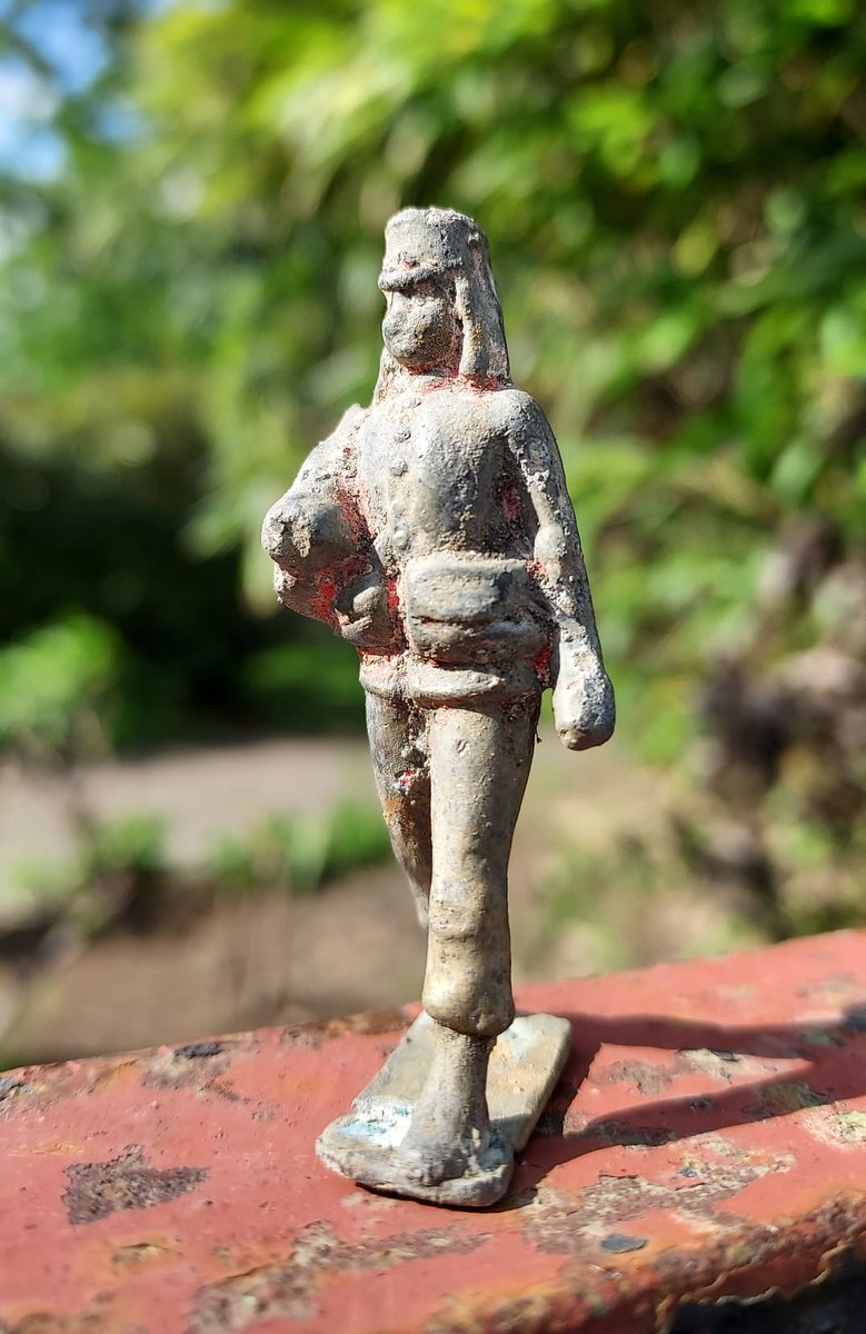 And in day 8 #finds news the @UCLarchaeology students have found this handsome fellow! A lead #toy soldier, perhaps a legionnaire or early 20th British soldier? Amazing what you can find on a #communityarchaeology dig in #GreenwichPark @theroyalparks @HeritageFundUK @TNLComFund