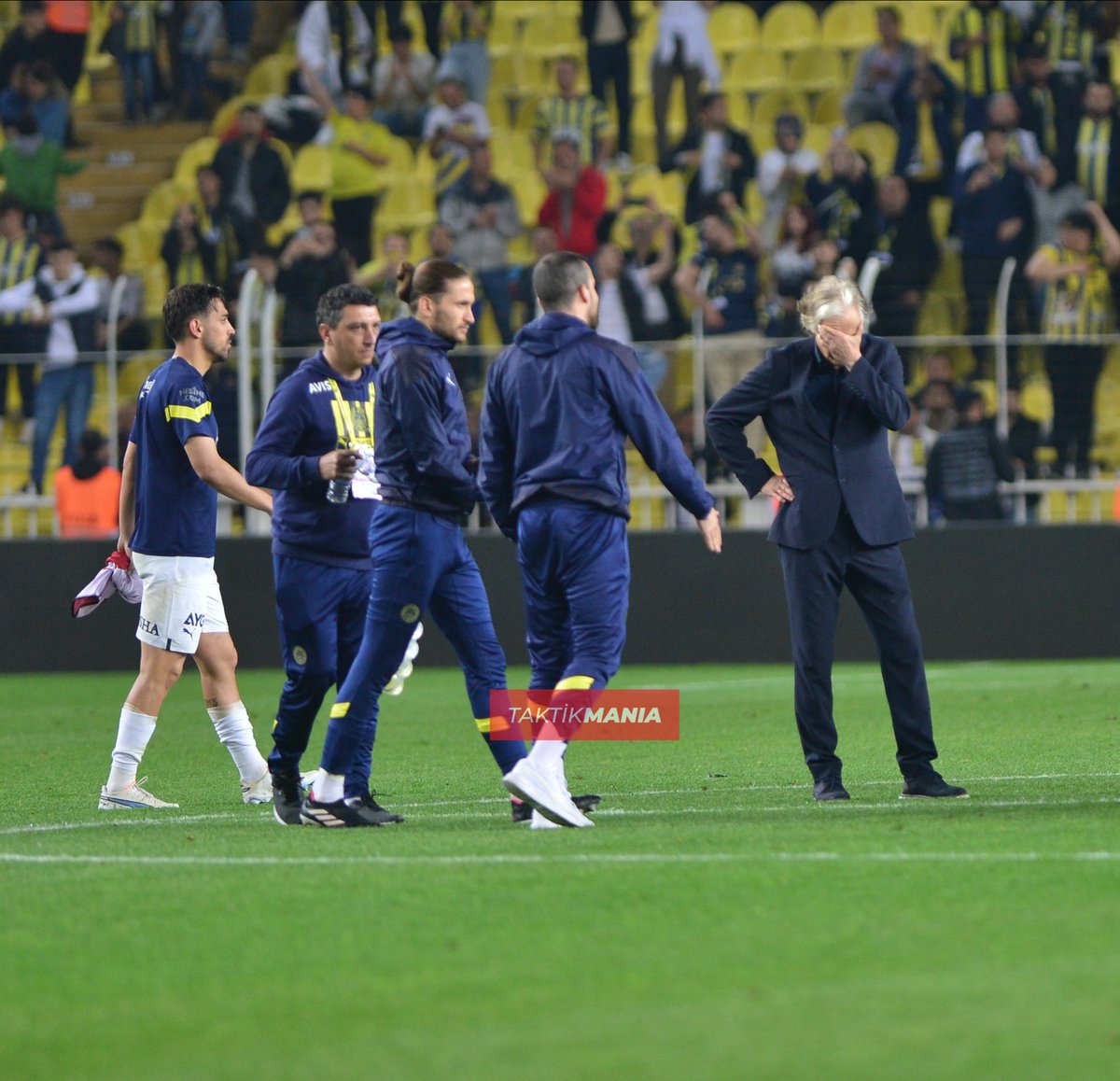 ⚡️ FLAŞ | Jorge Jesus, son düdüğün ardından futbolculara saha ortasında daire oluşturup tribünleri alkışlayın diyerek uyarıda bulunurken futbolcular, tecrübeli çalıştırıcının bu isteğine tepkisiz kaldı.

🚨 Jesus, oyuncuların bu hareketi sonrası sinirlenerek içeri girdi.